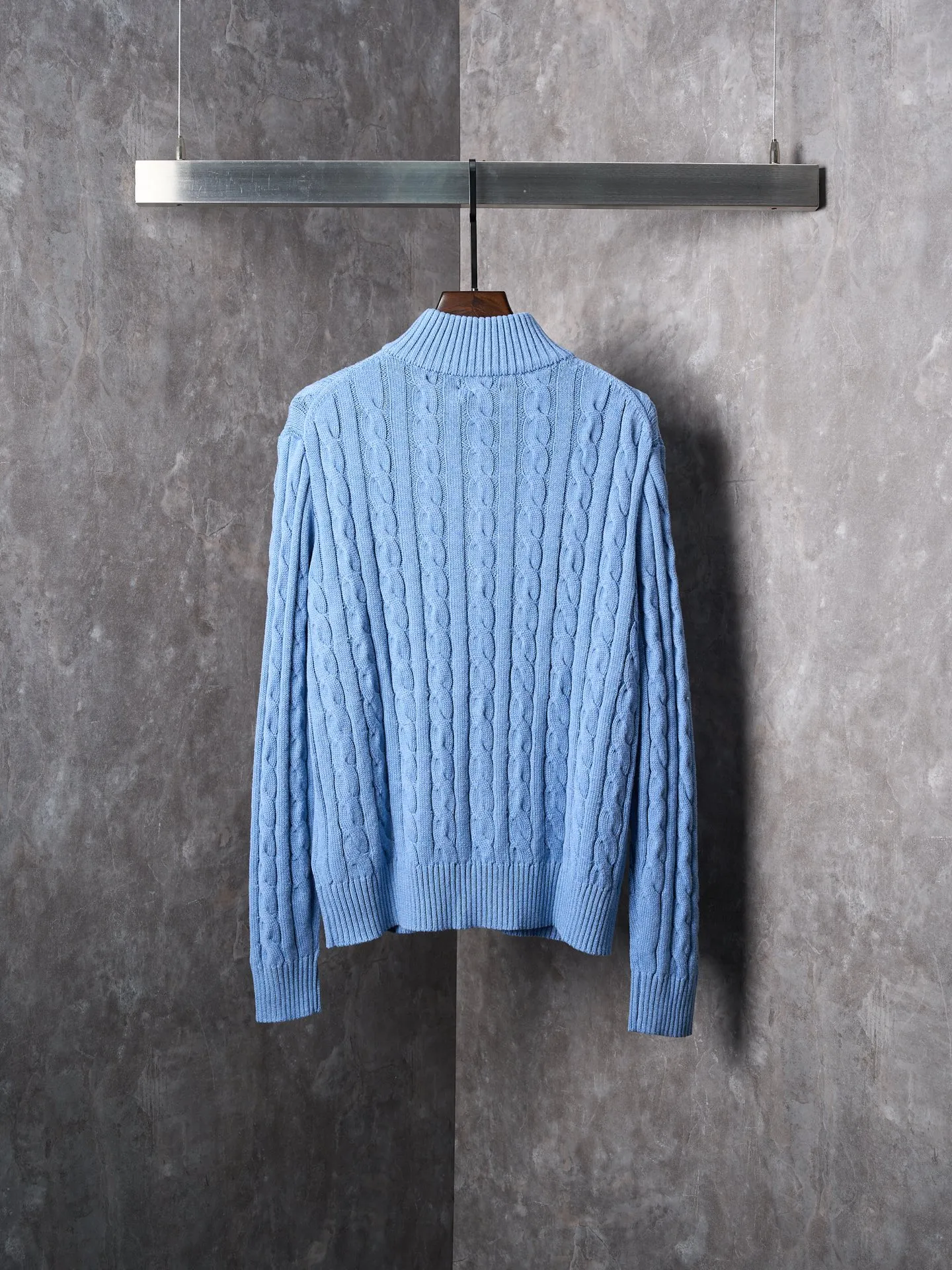 P430 Actual auction] Ralph Lauren/Ralph Lauren pony embroidered cable knitted zipper sweater [Ready stock] S M L Fully recognizable. Zipper half-high collar design. Just the right amount of gorgeousness. Interpret high-end style with unique details. Adhere to the eternal elegance and taste. Use imported machine embroidery technology. Use advanced computer control system and precision mechanical components to realize the iconic pony embroidery operation. High precision. Smooth and delicate lines. Three-dimensional cable knitting. Through clever shifting and interweaving of coils, adjacent coils are cross-shifted to form a twisting effect of cable. The lines are smooth and regular. It is time-consuming and labor-intensive. Garment washing water plus soft and deodorizing process. Use professional washing equipment and specific detergents to deeply clean and deodorize clothes. Improve the feel and appearance of clothes and fit them better.